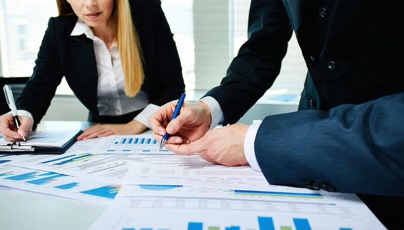 Equipo de contadores trabajando en análisis financiero y documentos fiscales