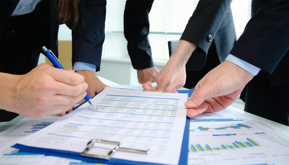 Equipo profesional de contadores revisando documentos financieros